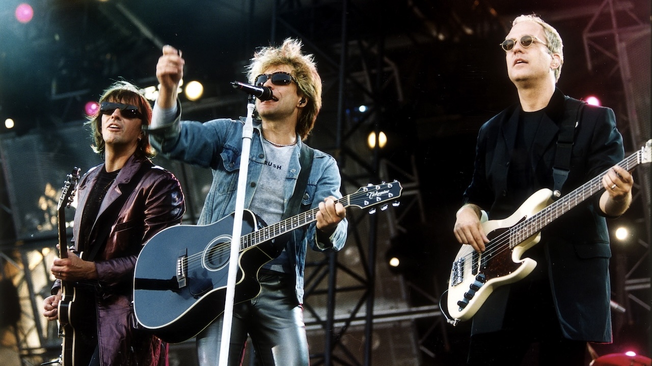 Rockmusiker, USAmit dem Gitarristen Richard Sambora und dem Bassisten Hugh McDonald bei einem Konzert im Georg Melches Stadion in Essen